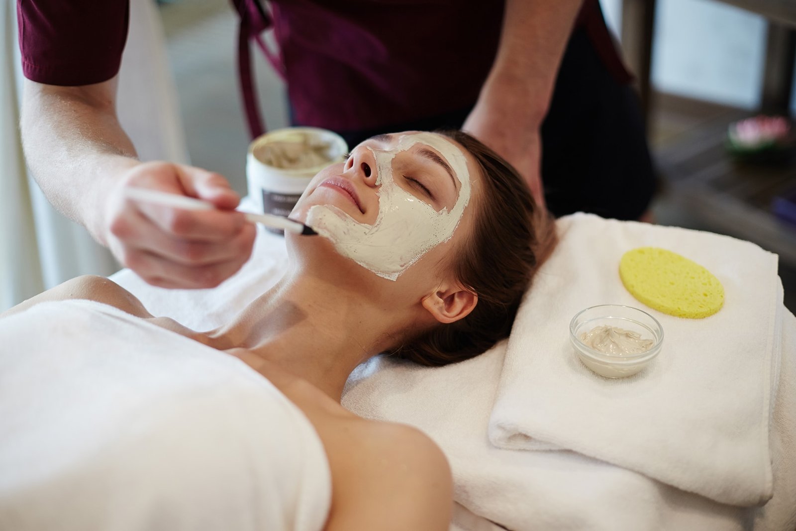 facial-beauty-treatment-in-spa-CSVTMH2-min.jpg